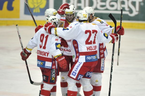 Hokejisté pražské Slavie se radují z gólu.