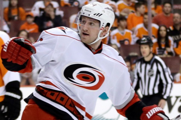 Hokejový útočník Jiří Tlustý sehrál svůj nejlepší zápas v NHL. Hokejový útočník Jiří Tlustý sehrál svůj nejlepší zápas v NHL.