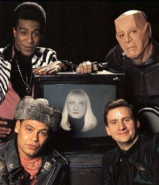 Kocour, Kryton, Lister a Rimmer s nástupkyní počítače Hollyho, Holly.