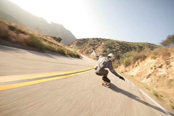 Downhill na longboardu (ilustrační foto).