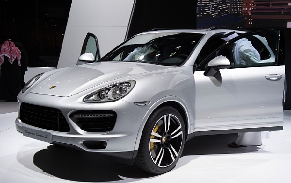 Porsche se při snaze o převzetí Volkswagenu značně zadlužilo. Podniky si proto poté vyměnily role a loni v létě se Volkswagen dohodl na získání plné kontroly nad Porsche (ilustrační foto). Porsche se při snaze o převzetí Volkswagenu značně zadlužilo. Podniky si proto poté vyměnily role a loni v létě se Volkswagen dohodl na získání plné kontroly nad Porsche (ilustrační foto).