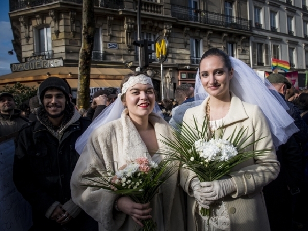 Demonstrace v Paříži za sňatky gayů a leseb.