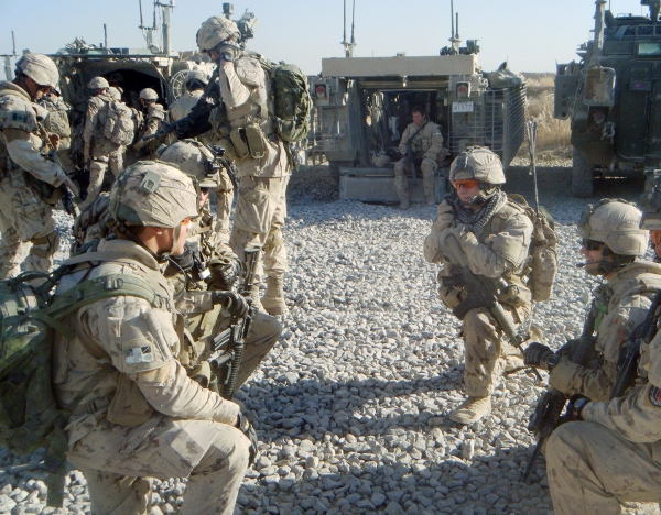 Spojené státy zahájily invazi do Afghánistánu v roce 2001, aby svrhly režim hnutí Taliban a dopadly jeho spojence Usámu bin Ládina.