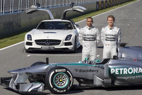 Lewis Hamilton (vlevo) s Nico Rosbergem u nového monopostu Mercedes.