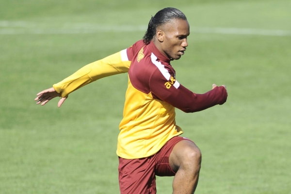 Nová posila Galatasaraye Istanbul Didier Drogba dostal svolení od FIFA a může v pátek debutovat v turecké lize. Nová posila Galatasaraye Istanbul Didier Drogba dostal svolení od FIFA a může v pátek debutovat v turecké lize.