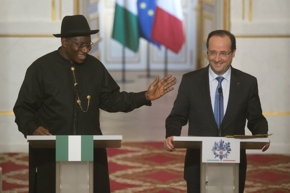 Na papežův účet zavtipkoval i vyhlášený suchar François Hollande.