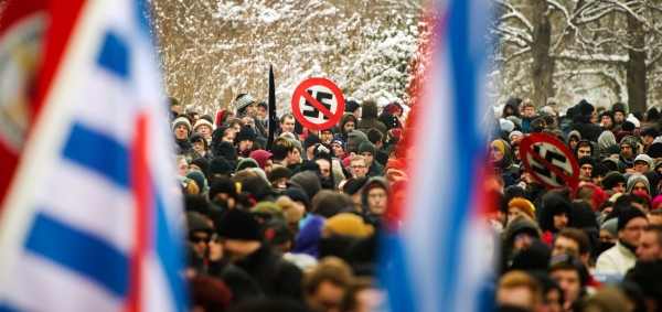 Lidé demonstrující proti neonacismu v Drážďanech.