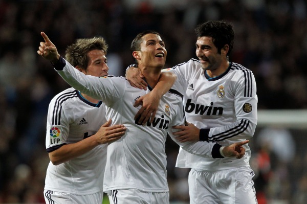 Útočník Realu Madrid Cristiano Ronaldo (uprostřed) slaví gól do sítě Manchesteru United.