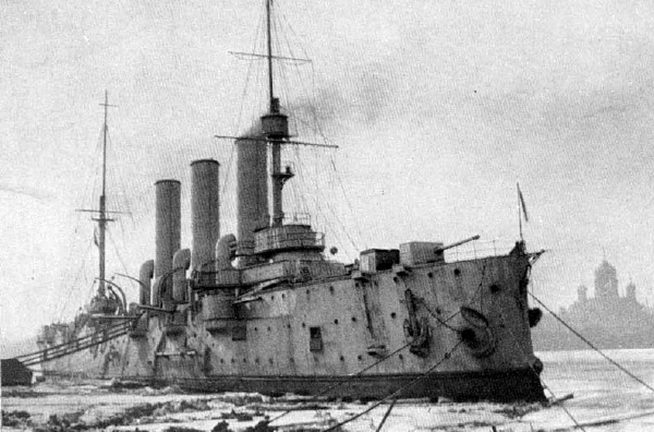 Křižník Aurora roku 1917, v době revoluce. 