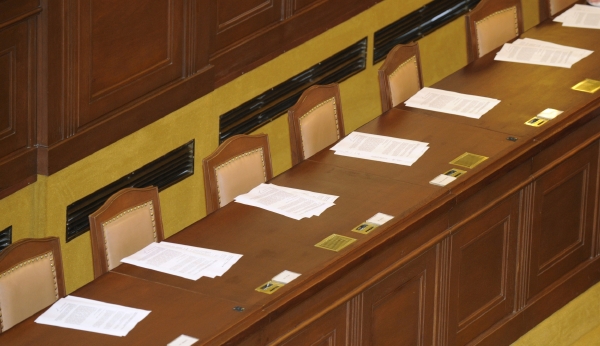 Místopředseda sněmovny Hamáček už v úvodu schůze poznamenal při čtení omluv poslanců a ministrů, že spíš by bylo jednodušší říct, kdo je přítomen (ilustrační foto).