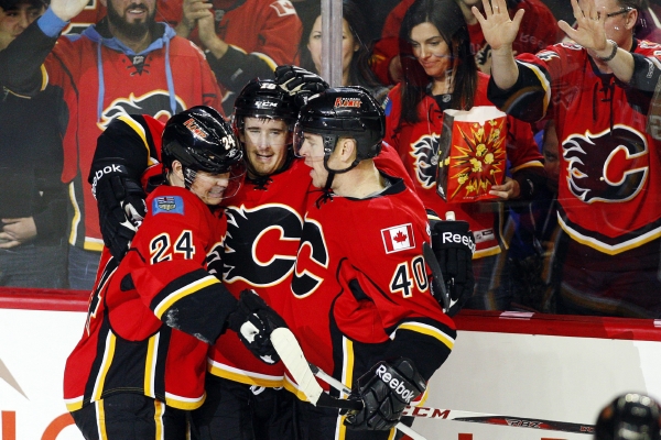 Radost českých hráčů Calgary Jiřího Hudlera (vlevo) a Romana Červenky (uprostřed).