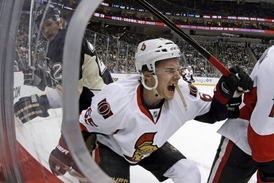 Ottawský Erik Karlsson po ataku pittsburského Matta Cooka.