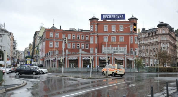 Karlovarská Becherovka přišla kvůli metanolové kauze o sto milionů.