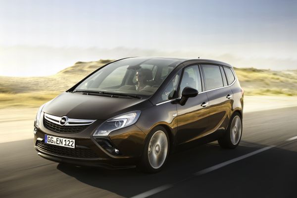Designově se Zafira Tourer nemění, ale pod kapotou pracuje nový čtyřválec. 
