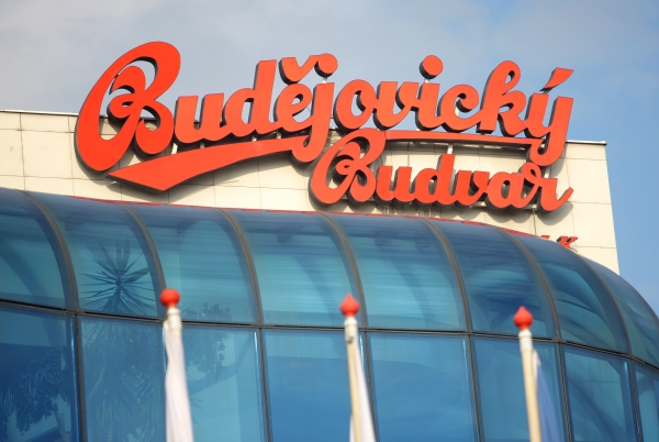 Budějovický Budvar loni vyvezl nejvíce piva ve své 117 let dlouhé historii. K zákazníkům v 58 státech ho putovalo 657 tisíc hektolitrů.