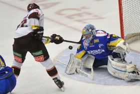 Sparta v posledním zápase padla ve Zlíně, na obrázku je zleva Zdeněk Bahenský ze Sparty a brankář Zlína Jakub Sedláček.
