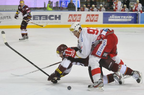 Vladimír Sičák ze Sparty (vlevo) a Tomáš Hertl ze Slavie.