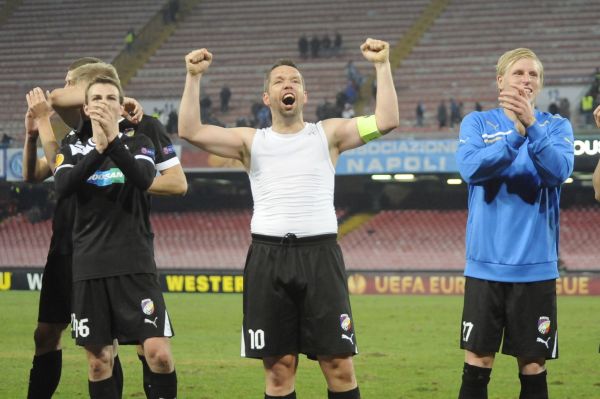 Pavel Horváth (uprostřed) se raduje se spoluhráči z výborného výsledku.