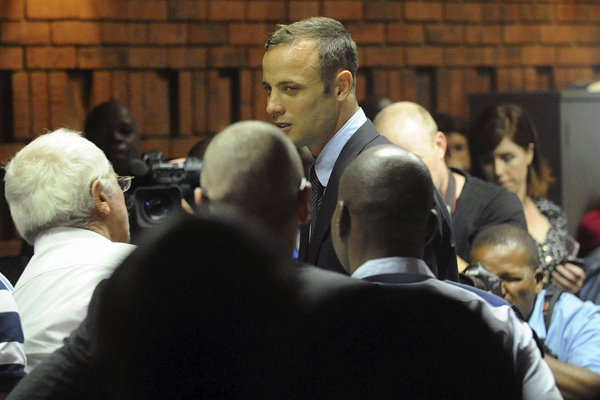 Roman Pistorius u soudu se zarudlýma očima poté, co se při přelíčení rozplakal.