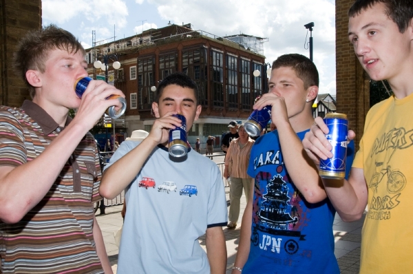 Mladí Dánové jezdí do Prahy na jarní prázdniny. Láká je tu především levný alkohol (ilustrační foto). Mladí Dánové jezdí do Prahy na jarní prázdniny. Láká je tu především levný alkohol (ilustrační foto).