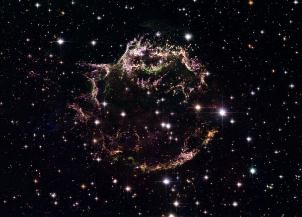 Pozůstatky supernovy Cassiopeia A v naší galaxii, zachycené Hubbleovým teleskopem.