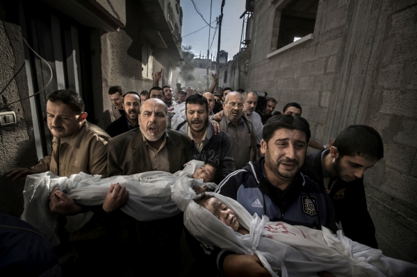 Vítězný snímek soutěže World Press Photo švédského fotografa Paula Hansena (výřez snímku). Vítězný snímek soutěže World Press Photo švédského fotografa Paula Hansena (výřez snímku).