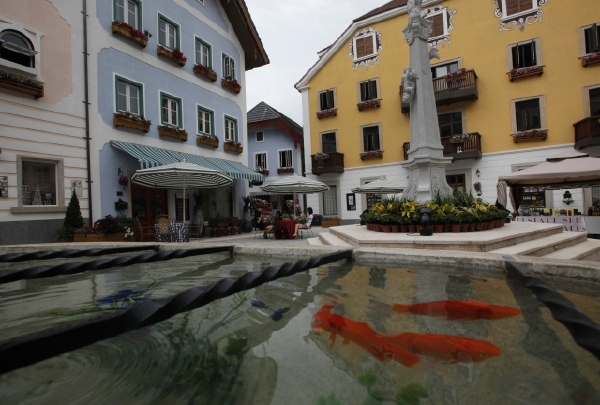 Čínská "dokonalá" replika rakouského městečka Hallstatt. Čínská "dokonalá" replika rakouského městečka Hallstatt.