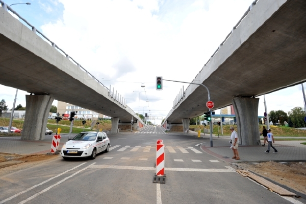 Na jedné z rušných silnic Brna spadlo auto z mostu (ilustrační foto).