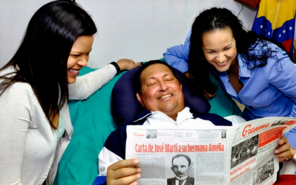 Chávez se svými dcerami v nemocnici na Kubě. Chávez se svými dcerami v nemocnici na Kubě.