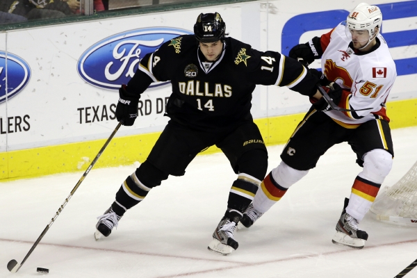 Roman Horák (vpravo) a Jamie Benn z Dallasu. Roman Horák (vpravo) a Jamie Benn z Dallasu.