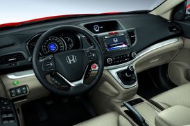 Interiér je pohodlný a přehledný.