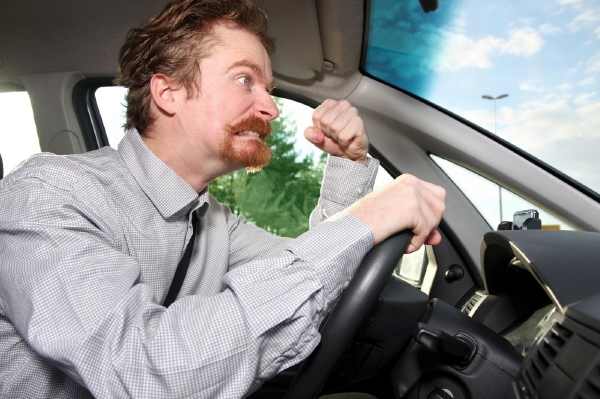 Uhni, sockovej debile. Teď jede můj mercedes (ilustrační foto). Uhni, sockovej debile. Teď jede můj mercedes (ilustrační foto).