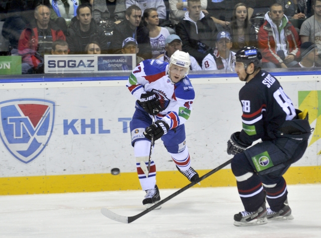 Hokejisté Lva Praha i Slovanu Bratislava postoupili do play off KHL. Na snímku jejich vzájemný zápas.