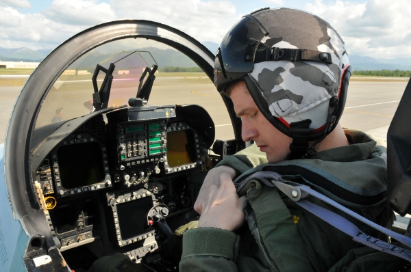 Pilot v kokpitu F/A-18 Hornet. Pilot v kokpitu F/A-18 Hornet.