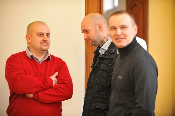 V Brně začal proces s 18 lidmi (na snímku je část z obžalovaných), které obžaloba viní z organizace 14 neonacistických koncertů a distribuce rasistických materiálů. V Brně začal proces s 18 lidmi (na snímku je část z obžalovaných), které obžaloba viní z organizace 14 neonacistických koncertů a distribuce rasistických materiálů.