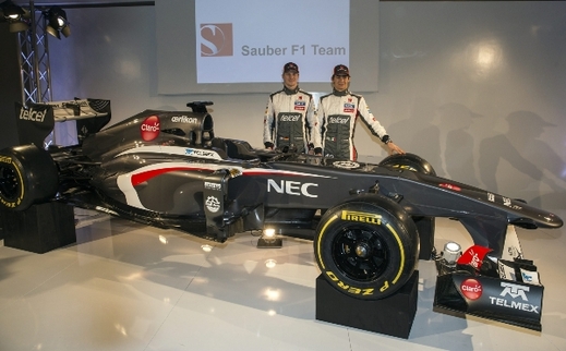 Monopost Sauber s motorem do Ferrari, nechybí ani jezdci Nico Huelkenberg (vlevo) a Esteban Gutierrez (ČTK/AP/Patrick B. Kraemer).