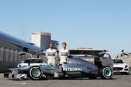 Lewis Hamilton a Nico Rosberg s novým vozem stáje Mercedes. (Foto: ČTK/PA/James Moy)