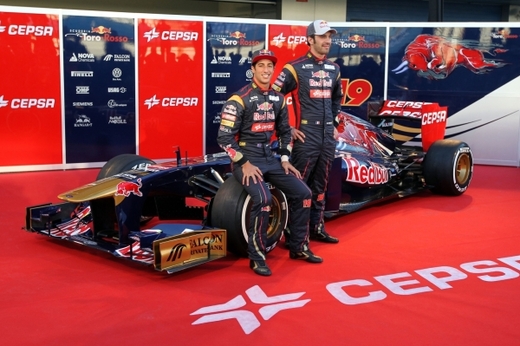 Vůz stáje Torro Rosso. Vlevo pilot Daniel Ricciardo, vedle něj stojí jeho týmový kolega Jean-Eric Vergne. (ČTK/PA/David Davies)