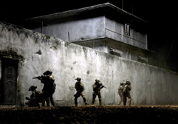 Termín "Zero Dark Thirty" je slangový vojenský výraz pro časový úsek třiceti minut po půlnoci a podle režisérky Kathryn Bigelowové zároveň symbolizuje míru utajení této desetileté operace. 