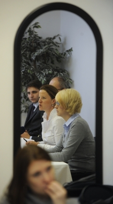 Poslanec Pavel Kotrba a vicepremiérka Karolina Peake (druhá zprava).