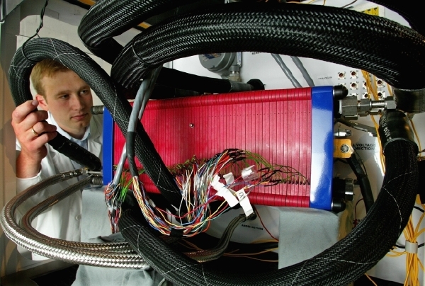 Montáž vodíkového článku v německé energetické laboratoři.