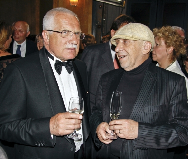 Prezident Václav Klaus (vlevo) s multiinstrumentalistou Jiřím Stivínem.