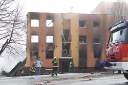 Dvě stěny domu hasiči strhli, jedna z nich při pádu lehce poškodila vedlejší dům.