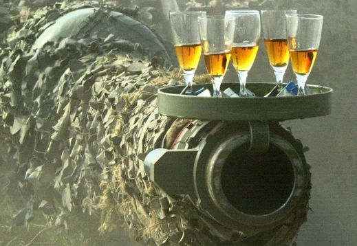 Na skvělé zbrojní kšefty. Hlaveň kanonu Leopard 2.