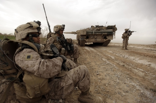 Američtí vojáci a dánský tank Leopard 2 v Afghánistánu.