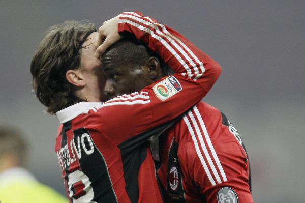 AC Milán se v utkání proti Barceloně bude muset obejít bez největší zimní posily Maria Balotelliho(vpravo na snímku).