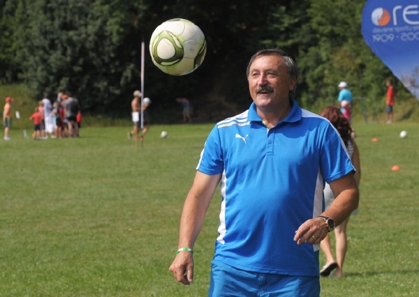 Fotbalová legenda Antonín Panenka dokáže s míčem divy. Pověstný je jeho známý dloubák, o kterém hovořil také s Milošem Zemanem. Fotbalová legenda Antonín Panenka dokáže s míčem divy. Pověstný je jeho známý dloubák, o kterém hovořil také s Milošem Zemanem.