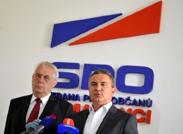 Čestný předseda Strany práv občanů - zemanovců Miloš Zeman (vlevo) a předseda strany Vratislav Mynář. Čestný předseda Strany práv občanů - zemanovců Miloš Zeman (vlevo) a předseda strany Vratislav Mynář.