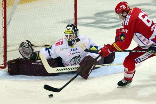 Hokejista Slavie Tomáš Micka.