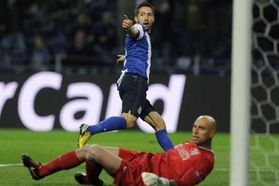 Moutinho dává jediný gól Porta v duelu s Málagou.